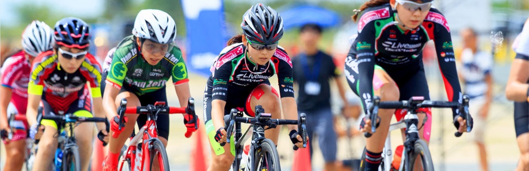 Road cyclists racing in Japan, a TEAM WOX rider in the pack